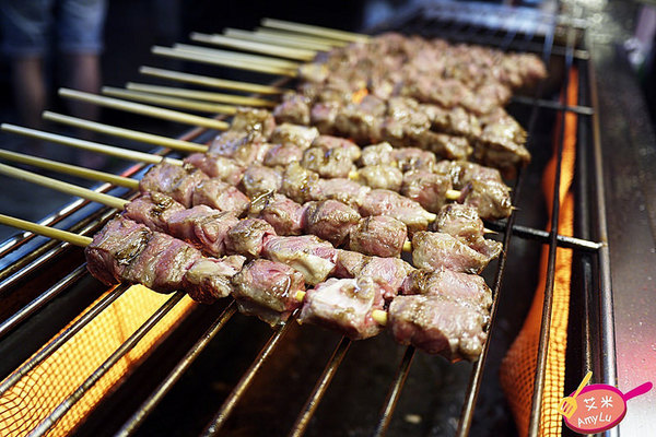 逢甲夜市 - 牛逼 安格斯骰子牛:西屯逢甲夜市平價骰子牛。牛逼 安格斯骰子牛。牛肩肉切丁串起來火烤 肉香肆意勾引很難不被迷惑啊~ 玫瑰海鹽/黑胡椒醬/匈牙利紅椒三款口味全推薦