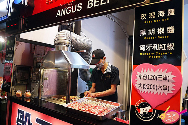 逢甲夜市 - 牛逼 安格斯骰子牛:西屯逢甲夜市平價骰子牛。牛逼 安格斯骰子牛。牛肩肉切丁串起來火烤 肉香肆意勾引很難不被迷惑啊~ 玫瑰海鹽/黑胡椒醬/匈牙利紅椒三款口味全推薦