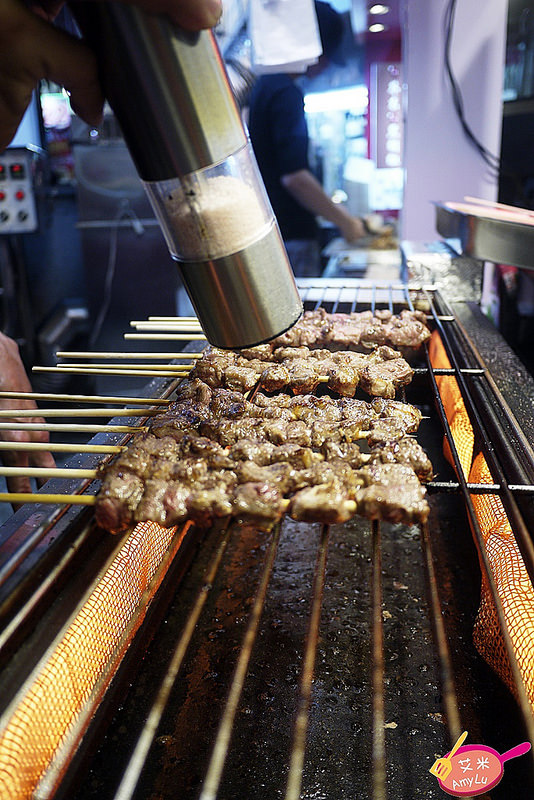 逢甲夜市 - 牛逼 安格斯骰子牛:西屯逢甲夜市平價骰子牛。牛逼 安格斯骰子牛。牛肩肉切丁串起來火烤 肉香肆意勾引很難不被迷惑啊~ 玫瑰海鹽/黑胡椒醬/匈牙利紅椒三款口味全推薦