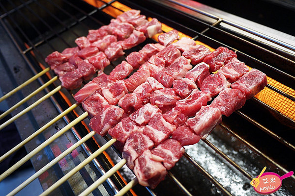 逢甲夜市 - 牛逼 安格斯骰子牛:西屯逢甲夜市平價骰子牛。牛逼 安格斯骰子牛。牛肩肉切丁串起來火烤 肉香肆意勾引很難不被迷惑啊~ 玫瑰海鹽/黑胡椒醬/匈牙利紅椒三款口味全推薦