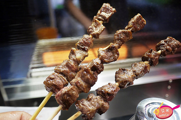 逢甲夜市 - 牛逼 安格斯骰子牛:西屯逢甲夜市平價骰子牛。牛逼 安格斯骰子牛。牛肩肉切丁串起來火烤 肉香肆意勾引很難不被迷惑啊~ 玫瑰海鹽/黑胡椒醬/匈牙利紅椒三款口味全推薦