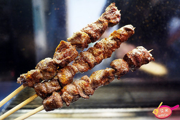 逢甲夜市 - 牛逼 安格斯骰子牛:西屯逢甲夜市平價骰子牛。牛逼 安格斯骰子牛。牛肩肉切丁串起來火烤 肉香肆意勾引很難不被迷惑啊~ 玫瑰海鹽/黑胡椒醬/匈牙利紅椒三款口味全推薦