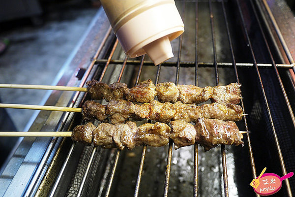 逢甲夜市 - 牛逼 安格斯骰子牛:西屯逢甲夜市平價骰子牛。牛逼 安格斯骰子牛。牛肩肉切丁串起來火烤 肉香肆意勾引很難不被迷惑啊~ 玫瑰海鹽/黑胡椒醬/匈牙利紅椒三款口味全推薦