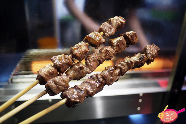 逢甲夜市 - 牛逼 安格斯骰子牛:西屯逢甲夜市平價骰子牛。牛逼 安格斯骰子牛。牛肩肉切丁串起來火烤 肉香肆意勾引很難不被迷惑啊~ 玫瑰海鹽/黑胡椒醬/匈牙利紅椒三款口味全推薦