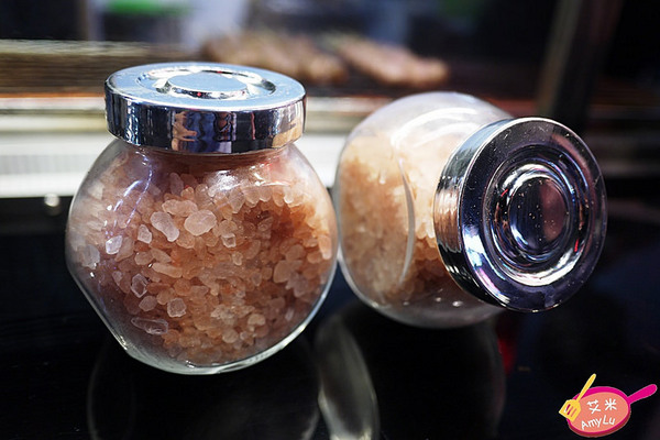 逢甲夜市 - 牛逼 安格斯骰子牛:西屯逢甲夜市平價骰子牛。牛逼 安格斯骰子牛。牛肩肉切丁串起來火烤 肉香肆意勾引很難不被迷惑啊~ 玫瑰海鹽/黑胡椒醬/匈牙利紅椒三款口味全推薦