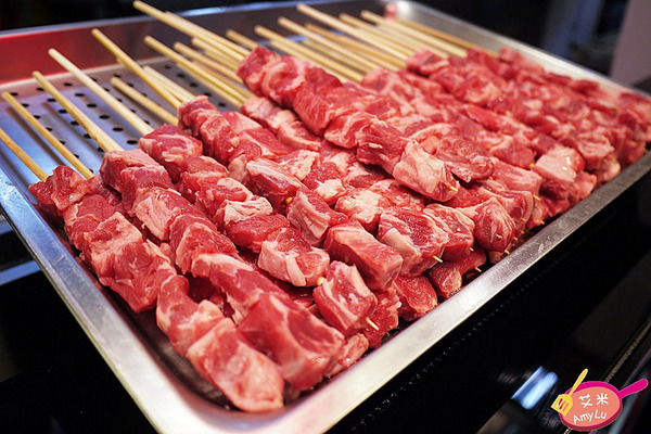 逢甲夜市 - 牛逼 安格斯骰子牛:西屯逢甲夜市平價骰子牛。牛逼 安格斯骰子牛。牛肩肉切丁串起來火烤 肉香肆意勾引很難不被迷惑啊~ 玫瑰海鹽/黑胡椒醬/匈牙利紅椒三款口味全推薦