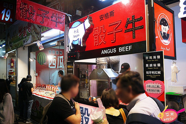 逢甲夜市 - 牛逼 安格斯骰子牛:西屯逢甲夜市平價骰子牛。牛逼 安格斯骰子牛。牛肩肉切丁串起來火烤 肉香肆意勾引很難不被迷惑啊~ 玫瑰海鹽/黑胡椒醬/匈牙利紅椒三款口味全推薦