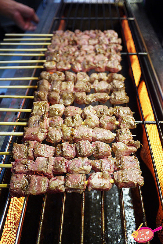 逢甲夜市 - 牛逼 安格斯骰子牛:西屯逢甲夜市平價骰子牛。牛逼 安格斯骰子牛。牛肩肉切丁串起來火烤 肉香肆意勾引很難不被迷惑啊~ 玫瑰海鹽/黑胡椒醬/匈牙利紅椒三款口味全推薦