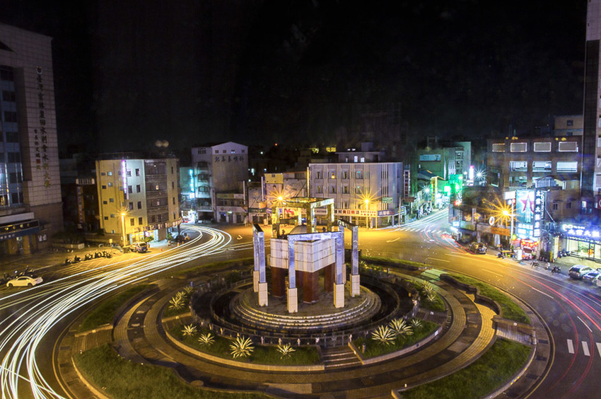 【雲林住宿】斗六火車站住宿推薦／緻麗伯爵酒店～入住親子房輕鬆度假，頂樓露天酒吧賞夜景私房景點