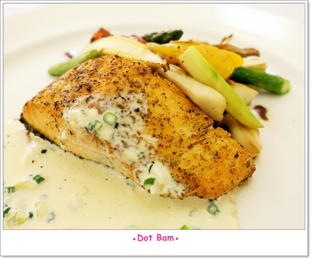 雨菓西餐 主餐 香煎鮭魚佐奶油醬汁 2.JPG