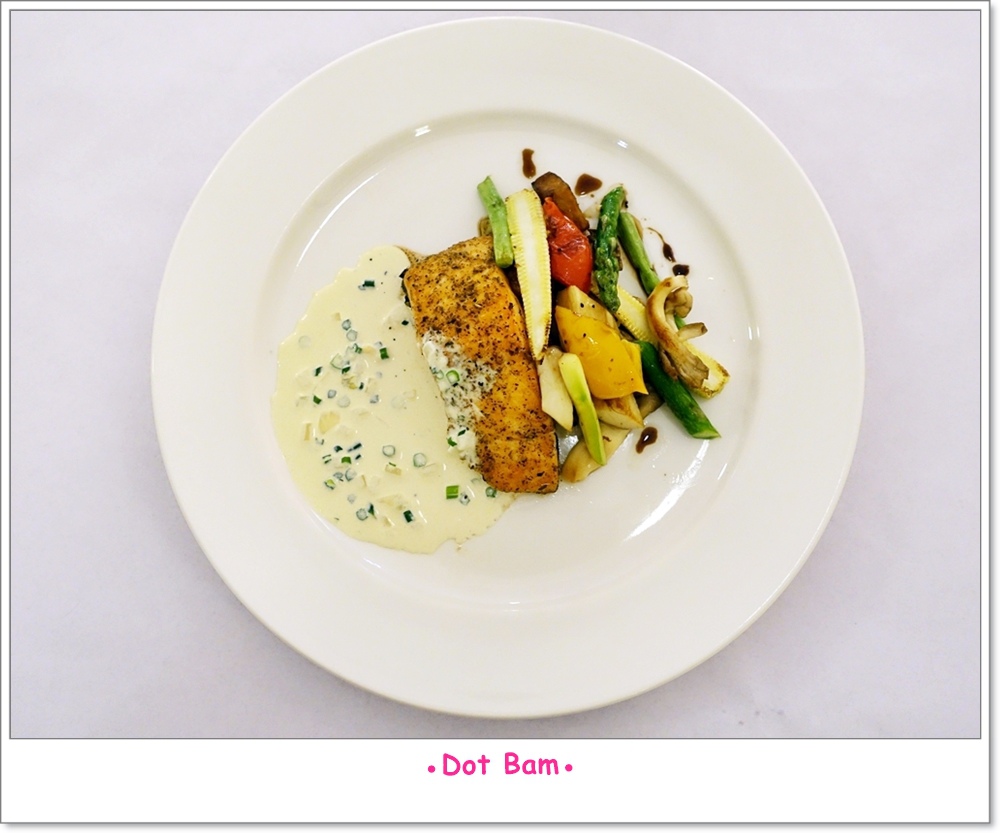 雨菓西餐 主餐 香煎鮭魚佐奶油醬汁.JPG