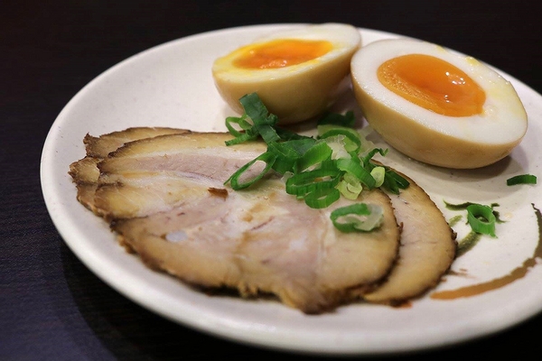 九湯屋日本拉麵(泰山明志店)：【新北市食記】九湯屋日本拉麵-泰山店~營造日式的懷舊風格/入味的糖心蛋和薄薄的叉燒肉好吸引人
