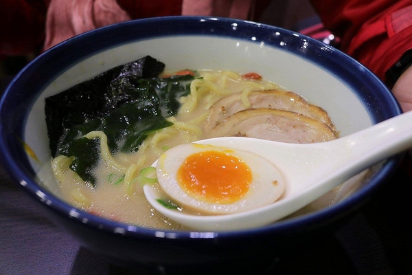 九湯屋日本拉麵(泰山明志店)：【新北市食記】九湯屋日本拉麵-泰山店~營造日式的懷舊風格/入味的糖心蛋和薄薄的叉燒肉好吸引人