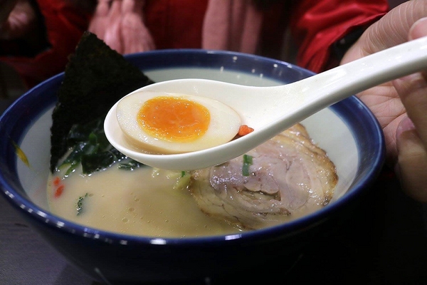 九湯屋日本拉麵(泰山明志店)：【新北市食記】九湯屋日本拉麵-泰山店~營造日式的懷舊風格/入味的糖心蛋和薄薄的叉燒肉好吸引人