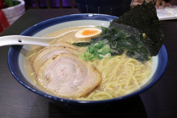 九湯屋日本拉麵(泰山明志店)：【新北市食記】九湯屋日本拉麵-泰山店~營造日式的懷舊風格/入味的糖心蛋和薄薄的叉燒肉好吸引人