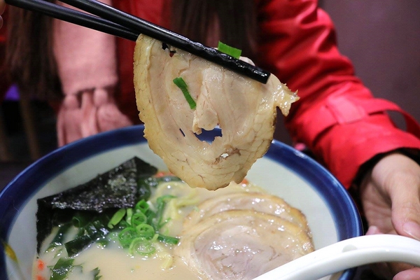 九湯屋日本拉麵(泰山明志店)：【新北市食記】九湯屋日本拉麵-泰山店~營造日式的懷舊風格/入味的糖心蛋和薄薄的叉燒肉好吸引人