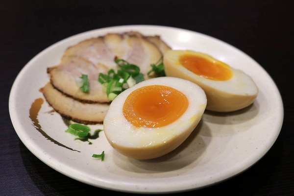 九湯屋日本拉麵(泰山明志店)：【新北市食記】九湯屋日本拉麵-泰山店~營造日式的懷舊風格/入味的糖心蛋和薄薄的叉燒肉好吸引人