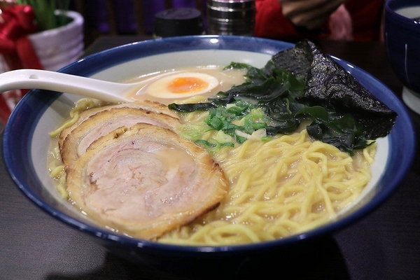 九湯屋日本拉麵(泰山明志店)：【新北市食記】九湯屋日本拉麵-泰山店~營造日式的懷舊風格/入味的糖心蛋和薄薄的叉燒肉好吸引人