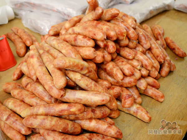 陳記紅牌黑豬肉香腸14-待烤的生香腸