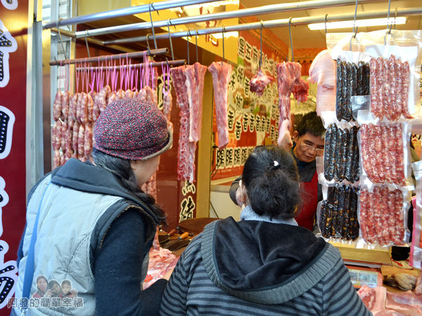 陳記紅牌黑豬肉香腸05-購買豬肉的婦人們