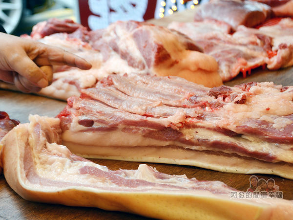 陳記紅牌黑豬肉香腸08-豬肉的色澤與勻稱度非常漂亮