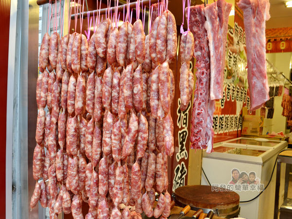 陳記紅牌黑豬肉香腸06-攤上的香腸串