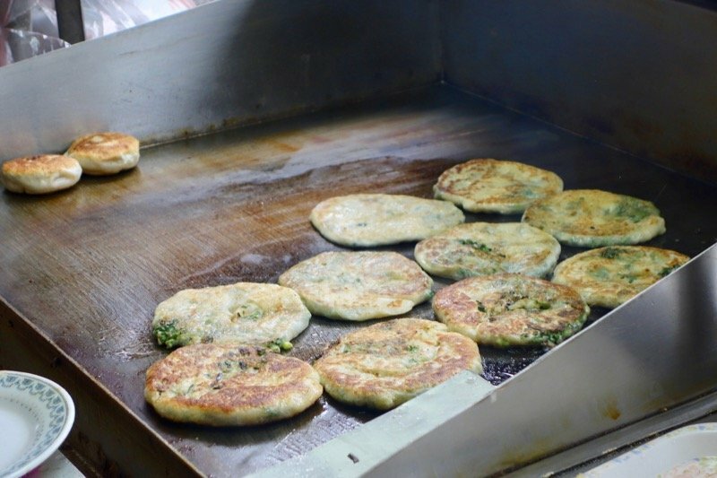 日寶蔥油餅正在煎鍋