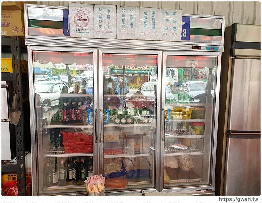 台中少見的全牛料理,路邊一攤生意超好,一早就能吃牛肉麵!