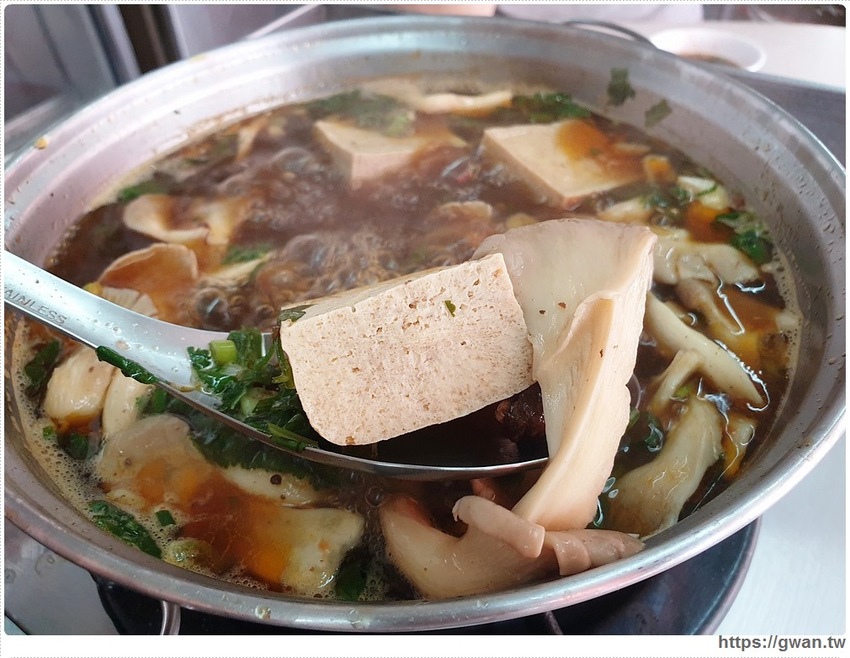 台中少見的全牛料理,路邊一攤生意超好,一早就能吃牛肉麵!