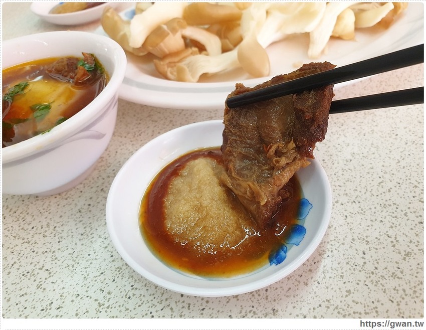 台中少見的全牛料理,路邊一攤生意超好,一早就能吃牛肉麵!