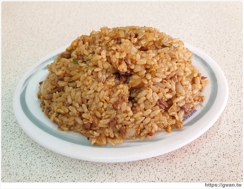 台中少見的全牛料理,路邊一攤生意超好,一早就能吃牛肉麵!