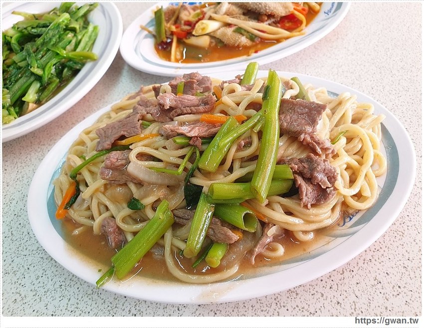 台中少見的全牛料理,路邊一攤生意超好,一早就能吃牛肉麵!