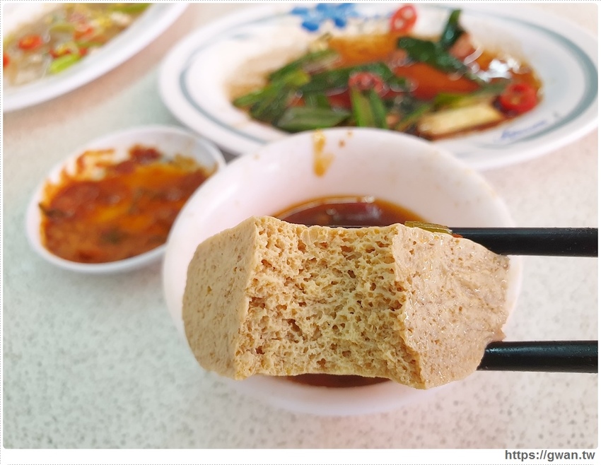 台中少見的全牛料理,路邊一攤生意超好,一早就能吃牛肉麵!