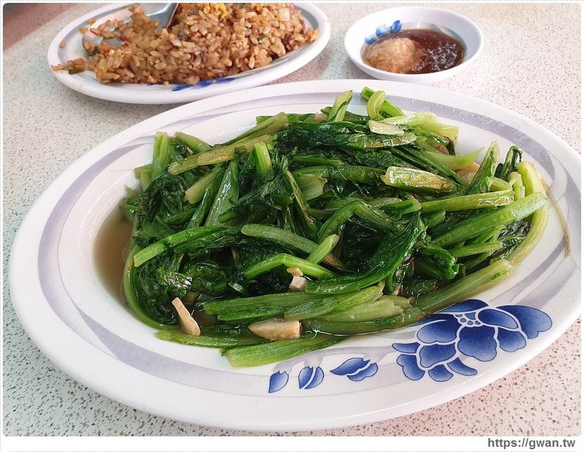 台中少見的全牛料理,路邊一攤生意超好,一早就能吃牛肉麵!