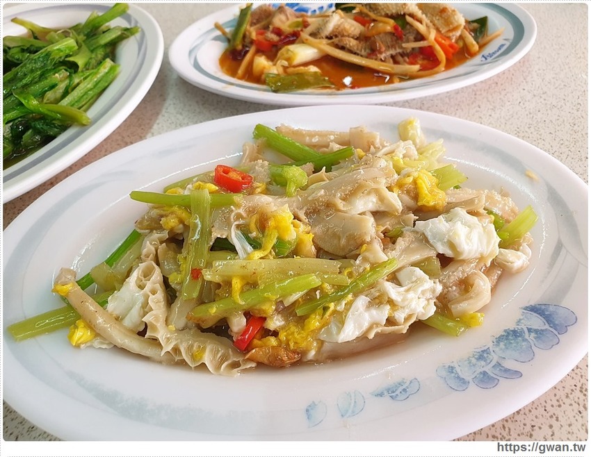 台中少見的全牛料理,路邊一攤生意超好,一早就能吃牛肉麵!