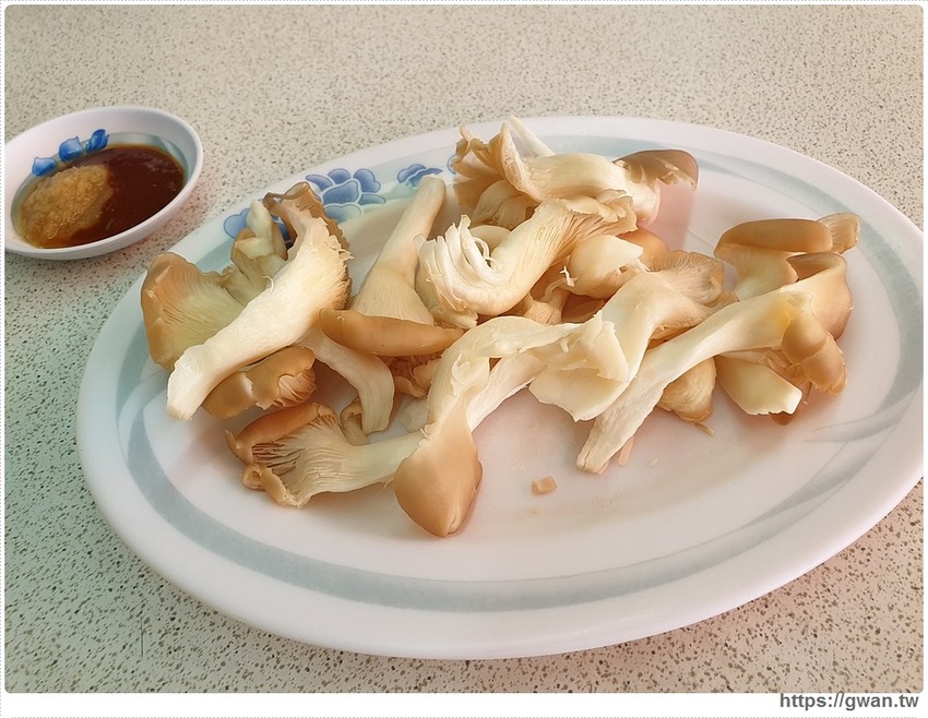 台中少見的全牛料理,路邊一攤生意超好,一早就能吃牛肉麵!