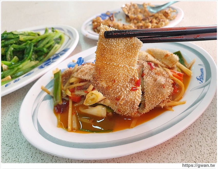 台中少見的全牛料理,路邊一攤生意超好,一早就能吃牛肉麵!