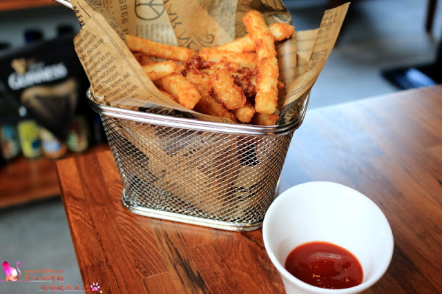 高雄前金區︱麋鹿背包飛鏢/餐酒館 高雄唯一下午兩點營業,可以親子同樂的餐酒館,閨密聚會新去處!