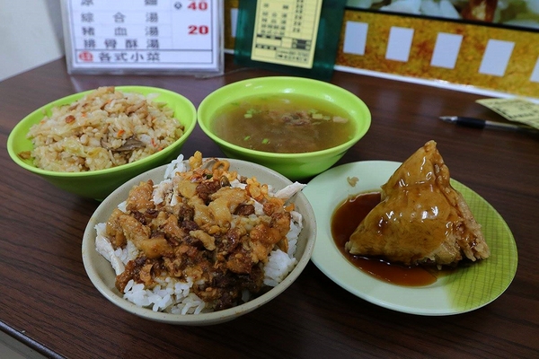 阿滿姨肉粽：【嘉義食記】嘉義市阿滿姨肉粽~銅板美食/讓學生充滿懷念的好味道/肉粽25元/炒麵25元/排骨酥湯20元