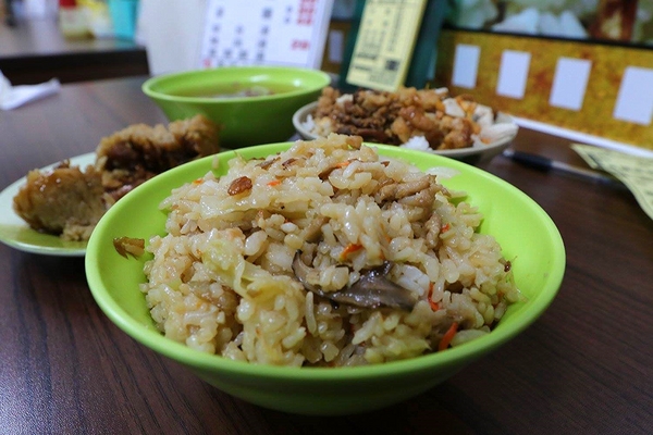 阿滿姨肉粽：【嘉義食記】嘉義市阿滿姨肉粽~銅板美食/讓學生充滿懷念的好味道/肉粽25元/炒麵25元/排骨酥湯20元