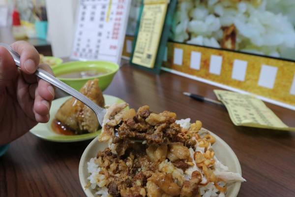 阿滿姨肉粽：【嘉義食記】嘉義市阿滿姨肉粽~銅板美食/讓學生充滿懷念的好味道/肉粽25元/炒麵25元/排骨酥湯20元