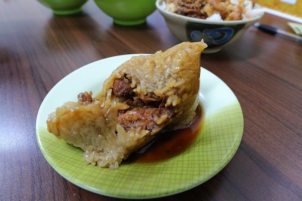 阿滿姨肉粽：【嘉義食記】嘉義市阿滿姨肉粽~銅板美食/讓學生充滿懷念的好味道/肉粽25元/炒麵25元/排骨酥湯20元