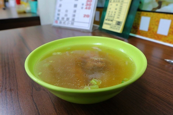 阿滿姨肉粽：【嘉義食記】嘉義市阿滿姨肉粽~銅板美食/讓學生充滿懷念的好味道/肉粽25元/炒麵25元/排骨酥湯20元