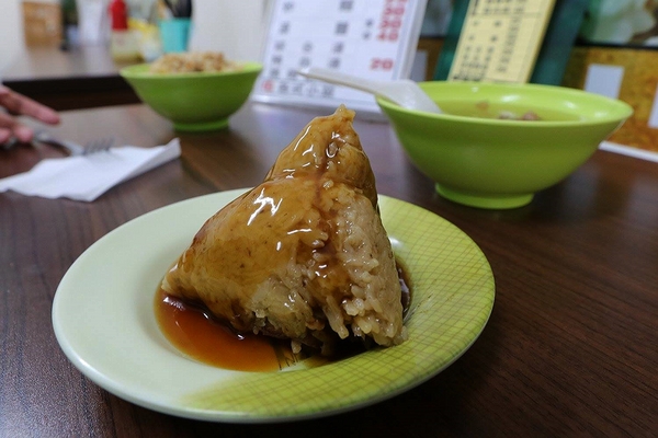 阿滿姨肉粽：【嘉義食記】嘉義市阿滿姨肉粽~銅板美食/讓學生充滿懷念的好味道/肉粽25元/炒麵25元/排骨酥湯20元