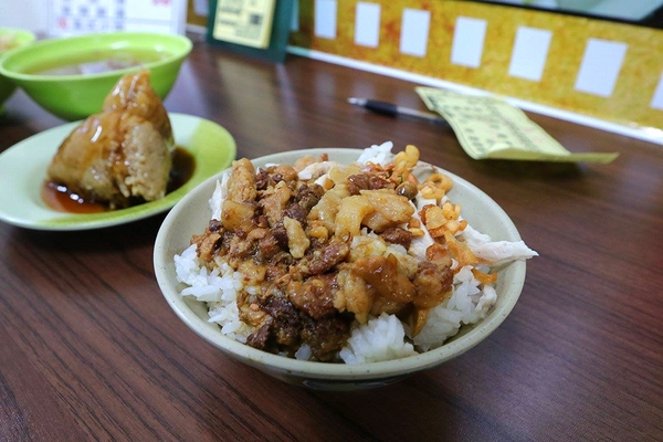 阿滿姨肉粽：【嘉義食記】嘉義市阿滿姨肉粽~銅板美食/讓學生充滿懷念的好味道/肉粽25元/炒麵25元/排骨酥湯20元
