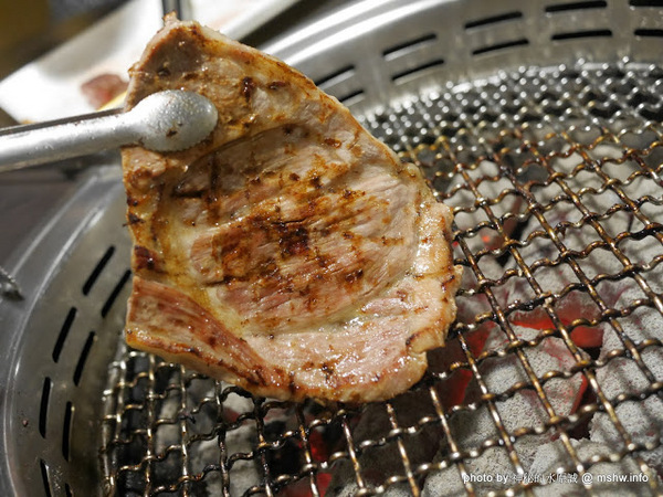 燒肉眾 精緻炭火燒肉(台中文心店):【食記】台中燒肉眾 精緻炭火燒肉/台中文心店@南屯家樂福-捷運MRT溝仔墘 : 價格輕鬆選,精緻路線的和牛燒肉吃到飽