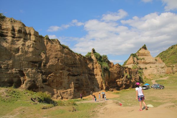 八里林口水牛坑:【新北市林口景點】水牛坑~台版美國大峽谷,林口秘境夢幻湖畔,擎天崗式大草原,婚紗電影外拍聖地