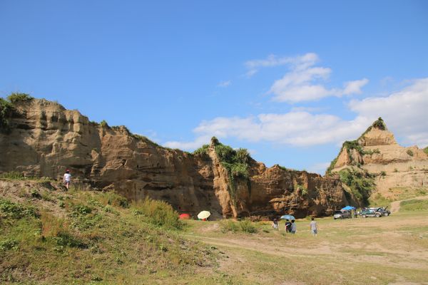 八里林口水牛坑:【新北市林口景點】水牛坑~台版美國大峽谷,林口秘境夢幻湖畔,擎天崗式大草原,婚紗電影外拍聖地