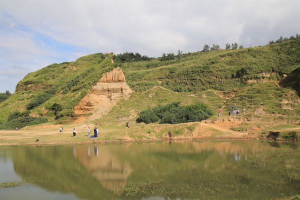 八里林口水牛坑:【新北市林口景點】水牛坑~台版美國大峽谷,林口秘境夢幻湖畔,擎天崗式大草原,婚紗電影外拍聖地