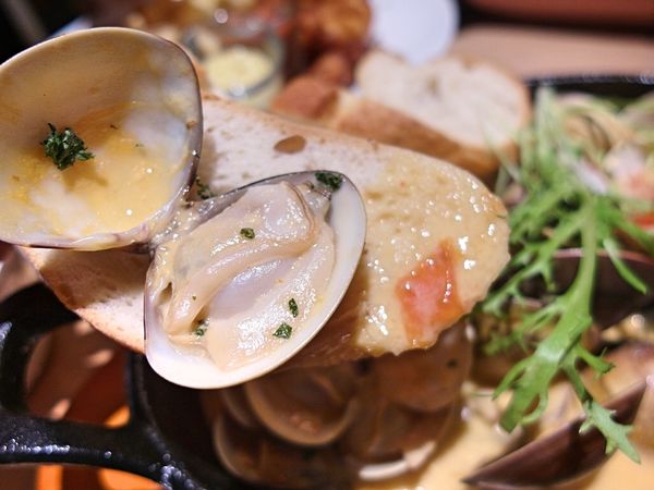 黑熊愛跳舞 Moon beer loves dancing:❤️美食❤️【台北。大安】黑熊愛跳舞 Moon bear loves dancing ★牛肚牛肉起司漢堡/金門高粱香腸牛肉起司漢堡/新奇創意漢堡/愛評體驗團